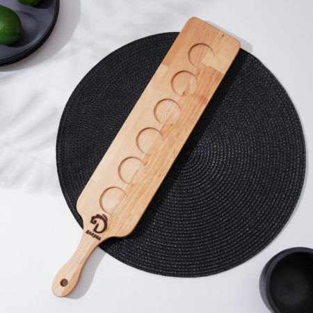 Доска для подачи напитков с ручкой 45х9см, на 6 стопок (d)3,9см, береза